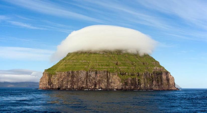 Saját felhője is van a pici lakatlan szigetnek: a Kis-Dímun látványa mesekönyvbe illik