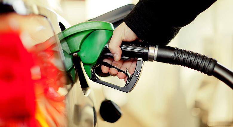 Tovább menetel az üzemanyagár a 2012-es rekord felé