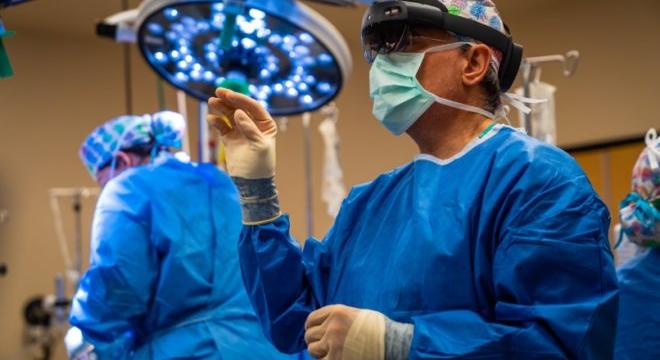HoloLens fogja a sebész kezét műtét közben