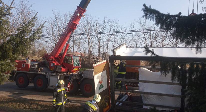 Fotókon a bajba jutott kamion, amit darus tűzoltó húzott ki az árokból