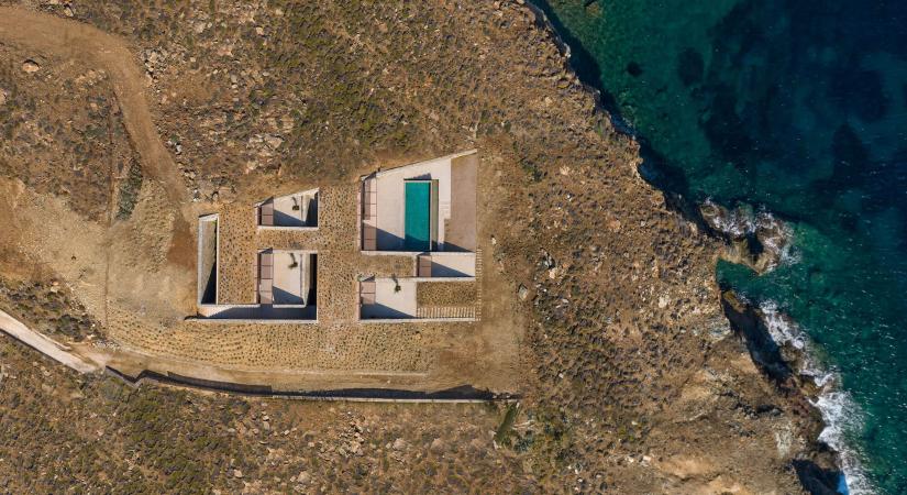 Egy aprócska görög sziget sziklás tengerpartjába vájták ezt az észbontó rezidenciát