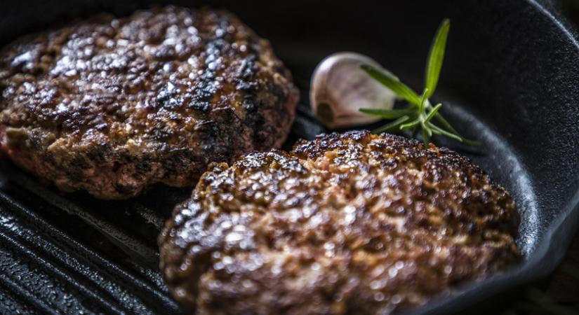 Házi fűszeres és szaftos hamburgerpogácsa: nincs benne tartósítószer és ízfokozó