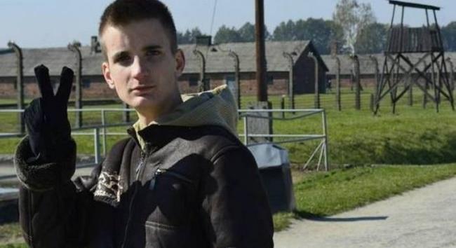 Jakab balesetet okozó sofőrje az Auschwitzban győzelem jelét mutató jobbikos