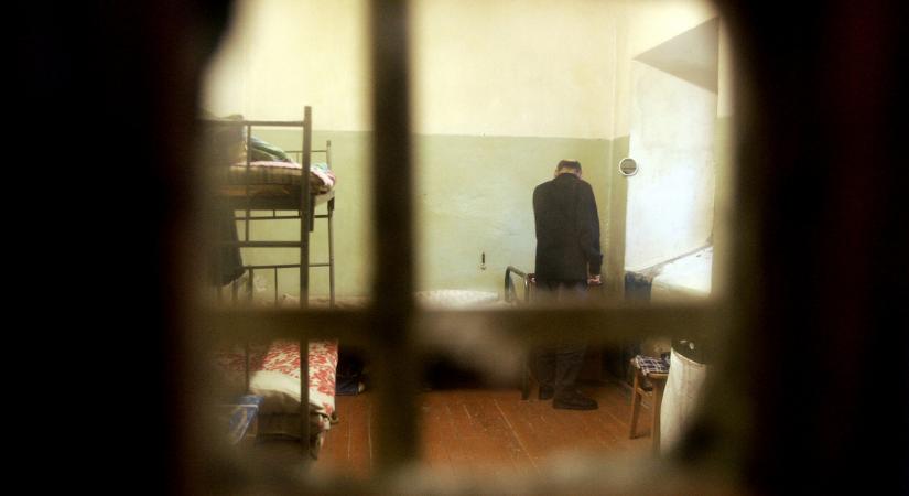 Csoportosan verik a fegyenceket egy orosz börtönben
