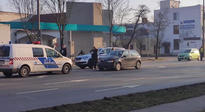 Három autó ütközött össze Csabán, a Bartók Béla úton
