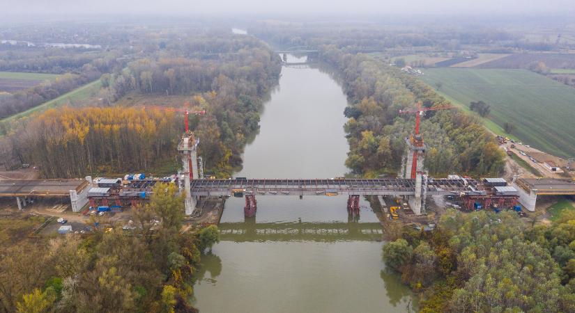 Látványos videón az Európában is egyedülálló szerkezetű tiszaugi híd építése – videó