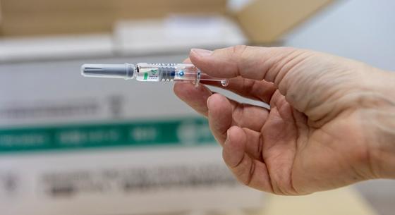 Szerdától a kínai vakcinával is olthatnak a háziorvosok