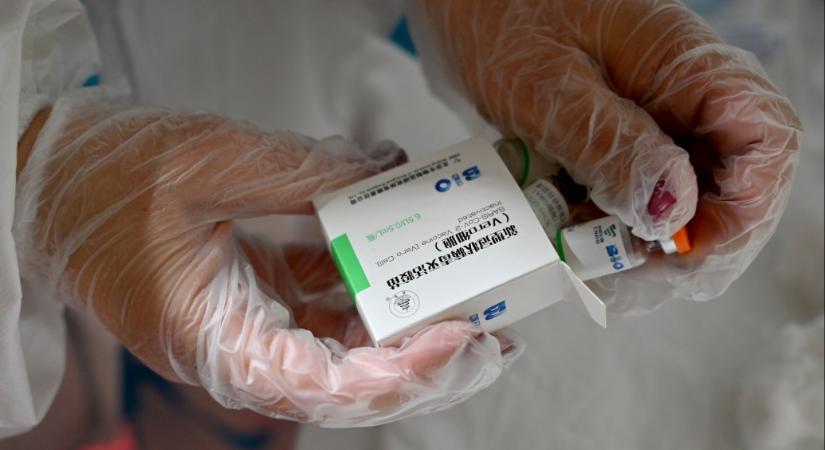 Nem tudni, mi alapján adható időseknek a kínai vakcina