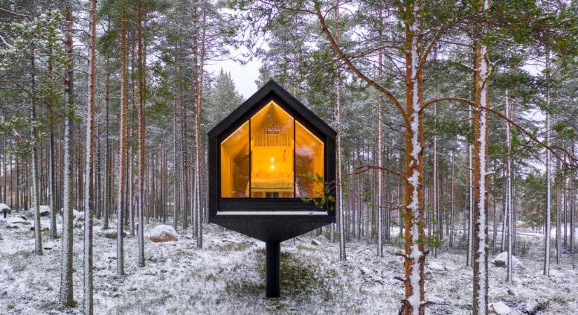Egyetlen cölöpön egyensúlyozik a finn erdei kabin