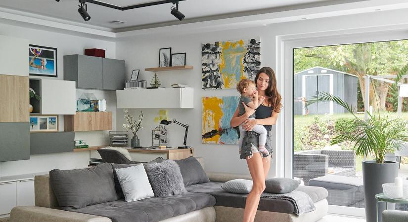 Kényelem és minimalizmus: egy modern családi otthon a Testvér-hegyen