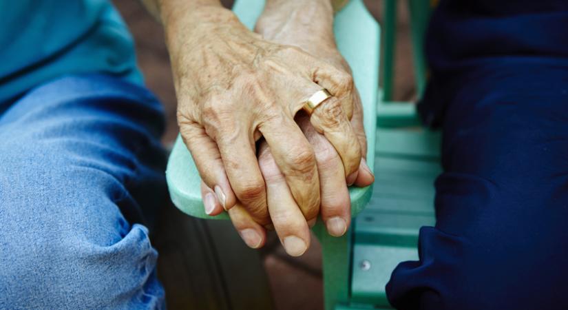Az Alzheimer-kór és a járvány sem állhatott az idős házaspár útjába: történetük sokaknak erőt adhat