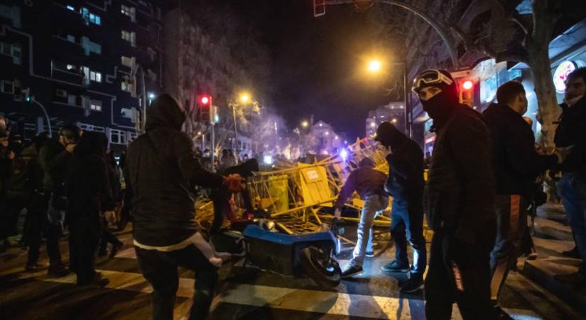 Több mint száz embert vettek őrizetbe a katalán rapper letartóztatása miatti tüntetéseken
