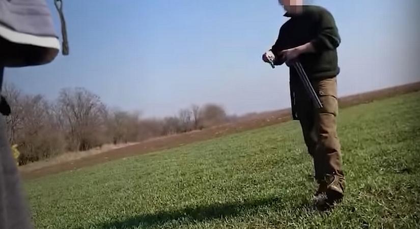 Levegőbe lőve fenyegetett egy kutyáját sétáltató férfit egy vadász – előállították