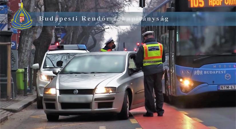 Így kapják el a rendőrök a buszsávot szabálytalanul használókat