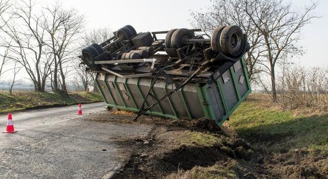Döbbenetes fotók: hat tonna hús borult az útra a Győr melletti balesetben
