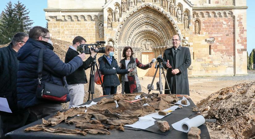 Szenzációs jáki lelet – Ötszáz éves miseruha került elő a templomi ásatáson