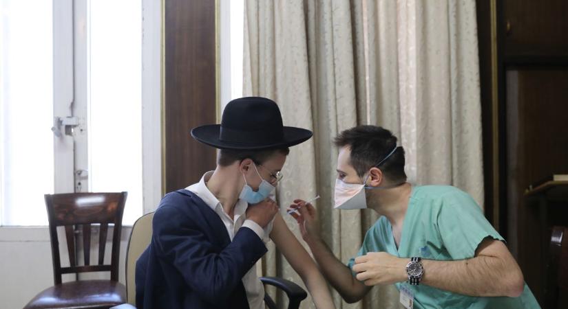 Izraelben átadják a vakcinát elutasítók adatait az önkormányzatoknak, hogy azok oltásra ösztönözzék őket