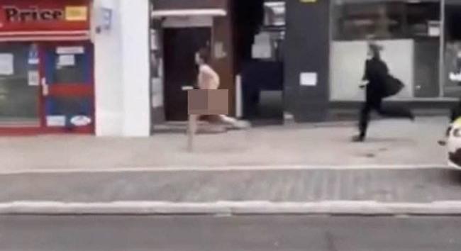 Röhejes jelenetsor: három rendőr üldözi a fényes nappal pucéran szaladgáló férfit – videó