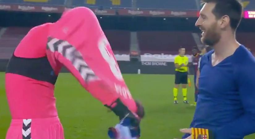 Ezt az arcot látni kell: az Elche kausa nem akarta elhinni, hogy Messi elkérte a mezét – VIDEÓ
