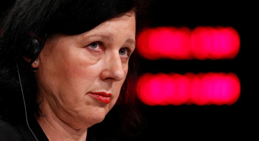 Věra Jourová ismét betegnek nevezte a magyar demokráciát