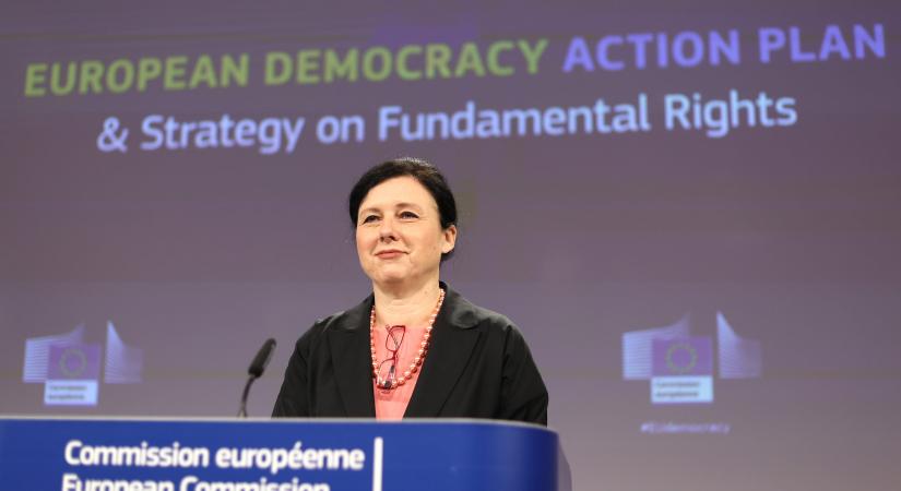 Betegnek tartja a magyar demokráciát az Európai Bizottság alelnöke