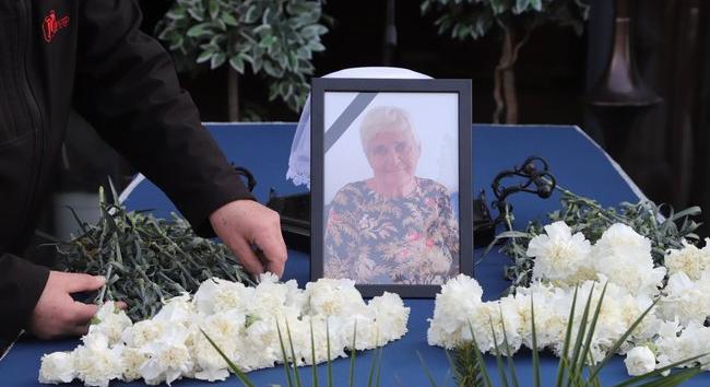 Képek a temetésről: végső búcsút vesznek Szilágyi Jolika nénitől