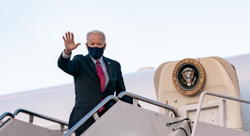 Joe Biden visszavonta a zöldkártyás bevándorlók beutazását tiltó rendeletet