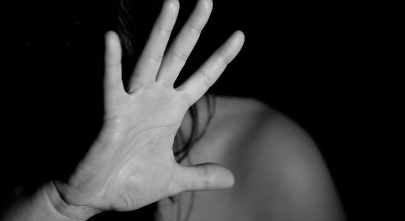 Szóváltás után fiatal nőt is bántalmazott egy férfi Szombathely belvárosában