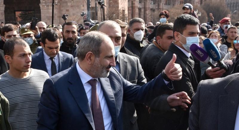 Az örmény miniszterelnök puccskísérlettől tart