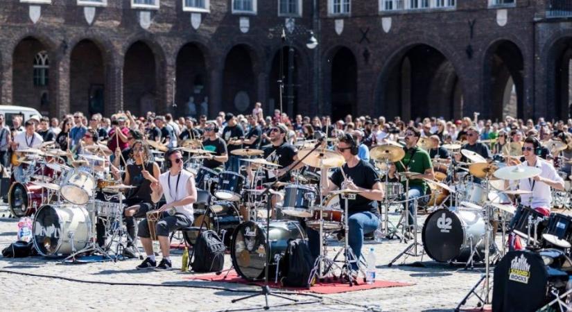 Közép-Európa legnagyobb rockzenei flashmobjára készülnek Kolozsváron és Dunaújvárosban