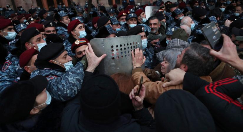 Puccsot emleget a miniszterelnök, az ellenzék és ő is utcai tüntetéseket szervez Örményországban