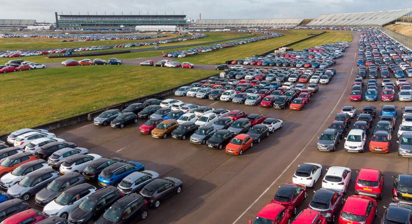 Több ezer eladatlan autó várja a sorsát ezen a versenypályán