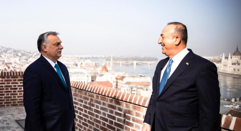Orbán Viktor tájékoztatta a török külügyminisztert, hogy Magyarország jól áll az oltásban