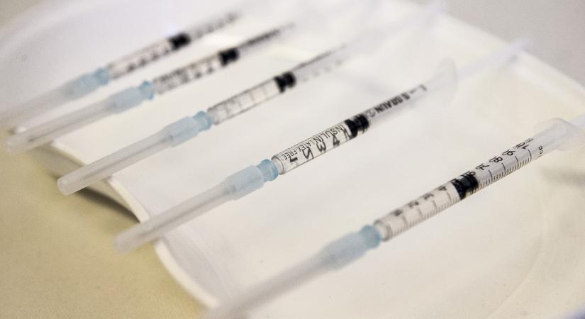 Reuters: 400 millió adag vakcina kering a feketepiacon