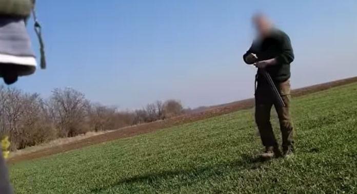 Hisztérikusan lövöldöző vadász lett a rendőrök zsákmánya – videó
