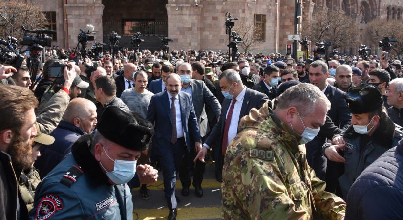 Puccskísérlettel vádolja a hadsereget az örmény kormányfő