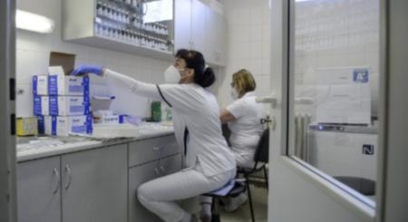 Fotók: folytatódik az idõsek oltása a Pfizer-vakcinával