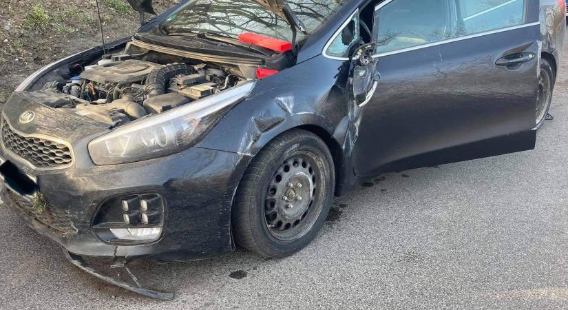 Partfalnak csapódott egy autó Pécs határában