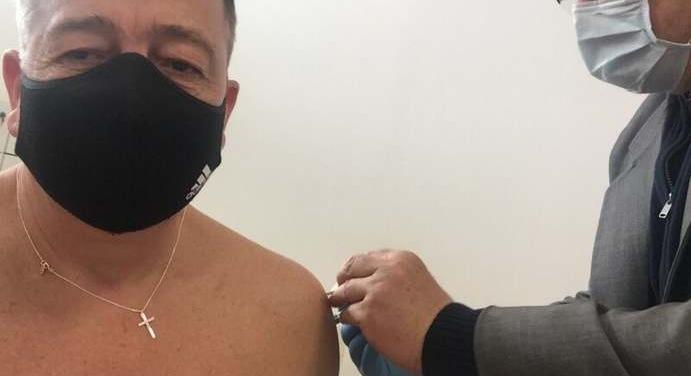 Bayer Zsoltot beoltották a kínai vakcinával - fotó
