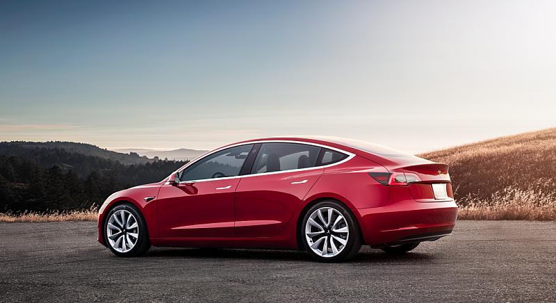 A Tesla ideiglenesen felfüggesztette Model 3 gyártását