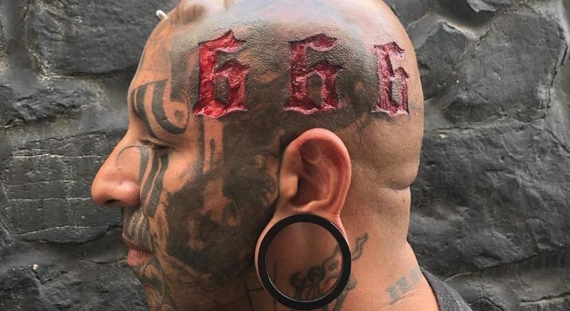 Fejbőrébe véste bele a 666-os számot a brazil tetoválóművész