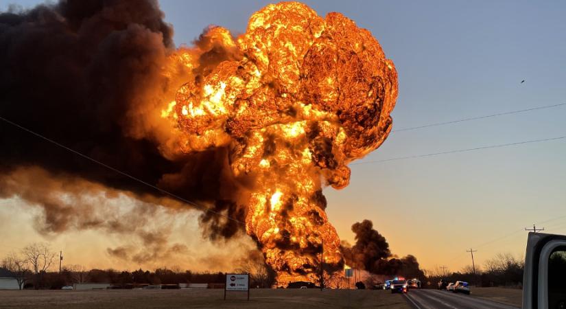 Felrobbant egy olajszállító tehervonat, miután egy kamion nekiütközött (videó)