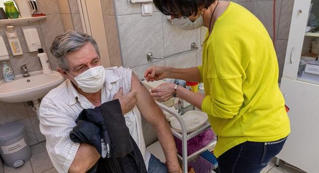 Sorban állnak a kínai vakcináért a háziorvosnál