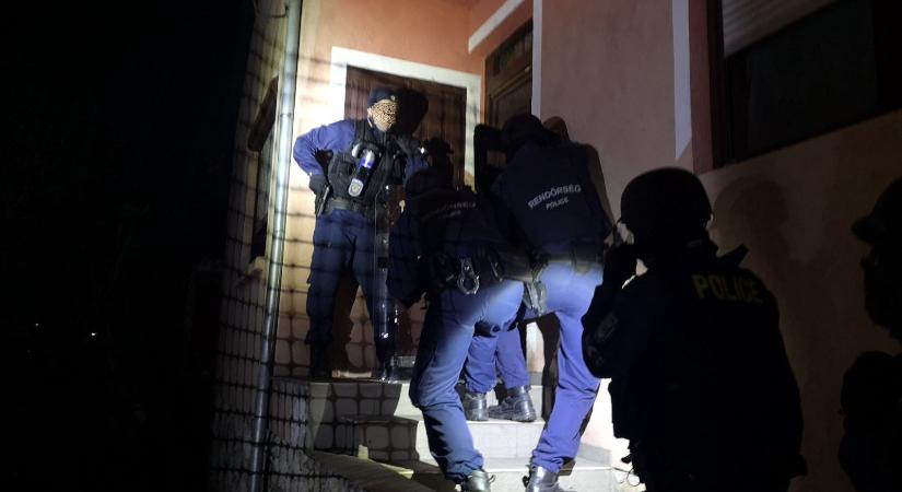 Droghálózatot számoltak fel a rendőrök a Rábaközben – Csornán, Farádon, Rábatamásiba és Barbacson 14 gyanúsított + videó, fotók