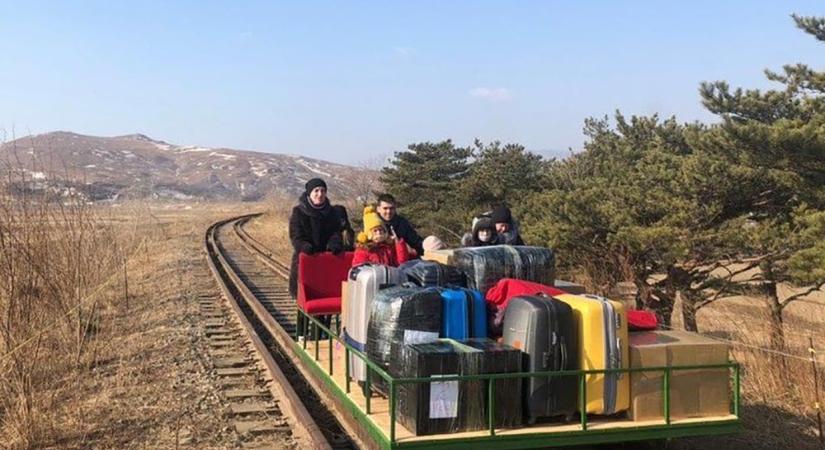 Ha nem látod, nem hiszed el! Vasúti platót tolva tértek haza Észak-Koreából a phenjani orosz követség diplomatái