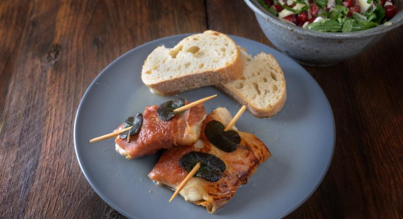Csirkemell olasz módra, mozzarellával töltve: sonkával körbetekerve sül pirosra