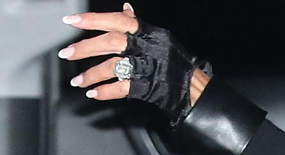 Paris Hilton gigászi gyémánt gyűrűt villantott