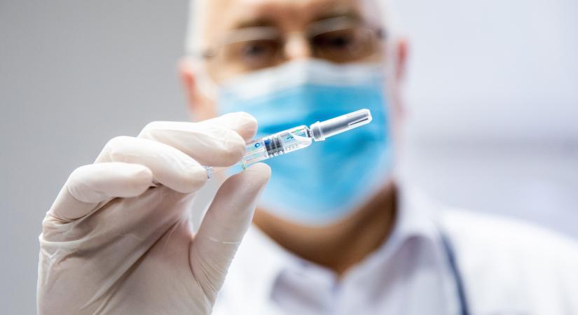 Sorban állnak a kínai vakcináért a gyöngyösi háziorvosnál