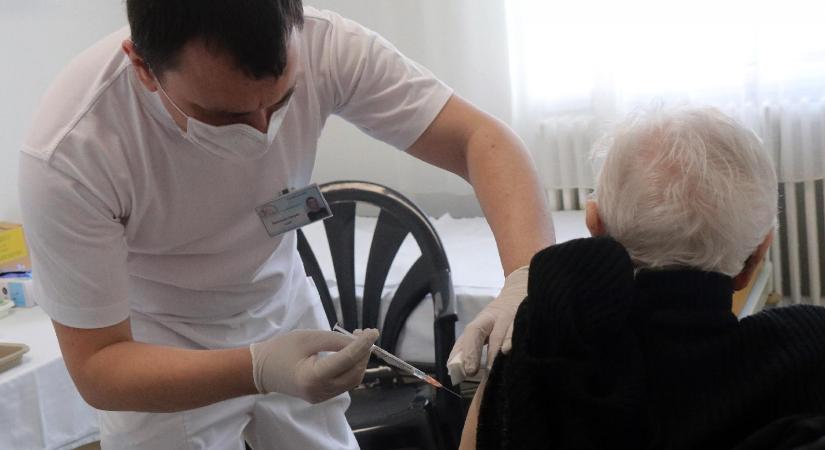 Folytatódik az idősek oltása a miskolci megyei központi kórházban