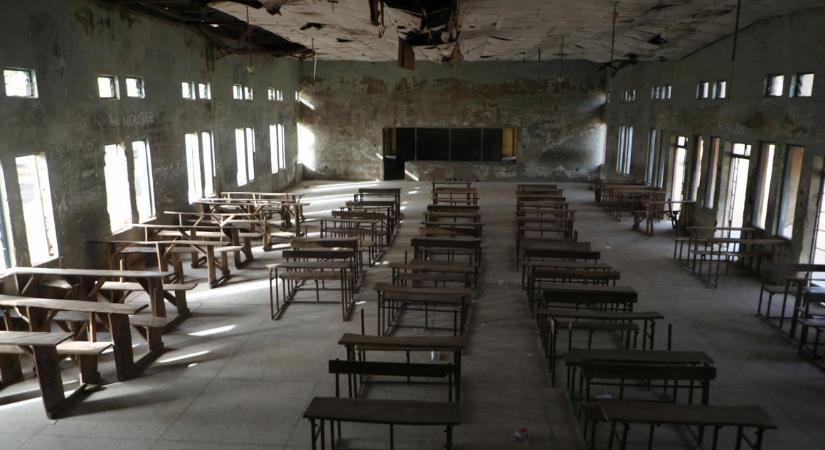 Több mint 300 diáklányt raboltak el Nigériában egy bentlakásos iskolából
